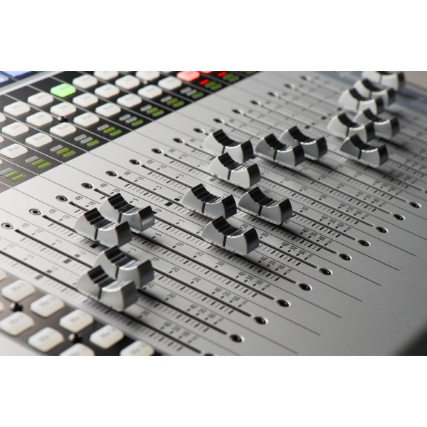 Presonus Subcompact 32-channel/22-bus digital console/recor